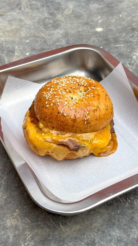 Bagel Loop con roastbeef y queso Colby Jack