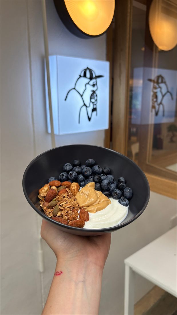 Bowl de yogurt griego con frutas y granola