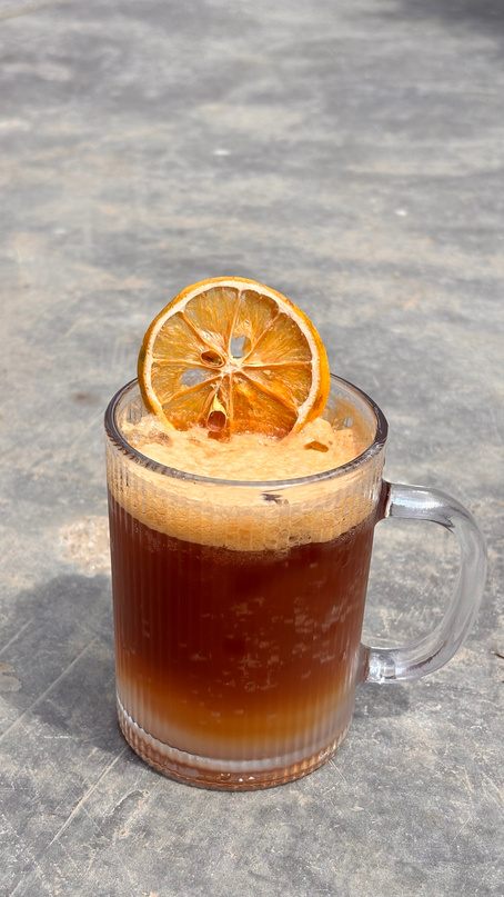 Cold brew con naranja deshidratada