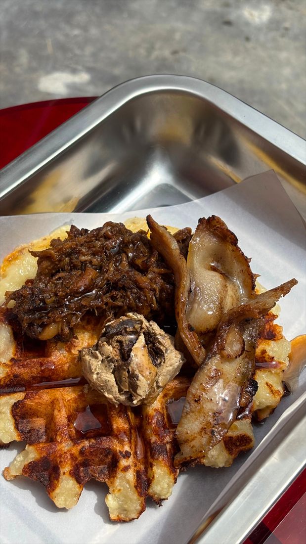 Waffle estilo Black con pulled pork y panceta